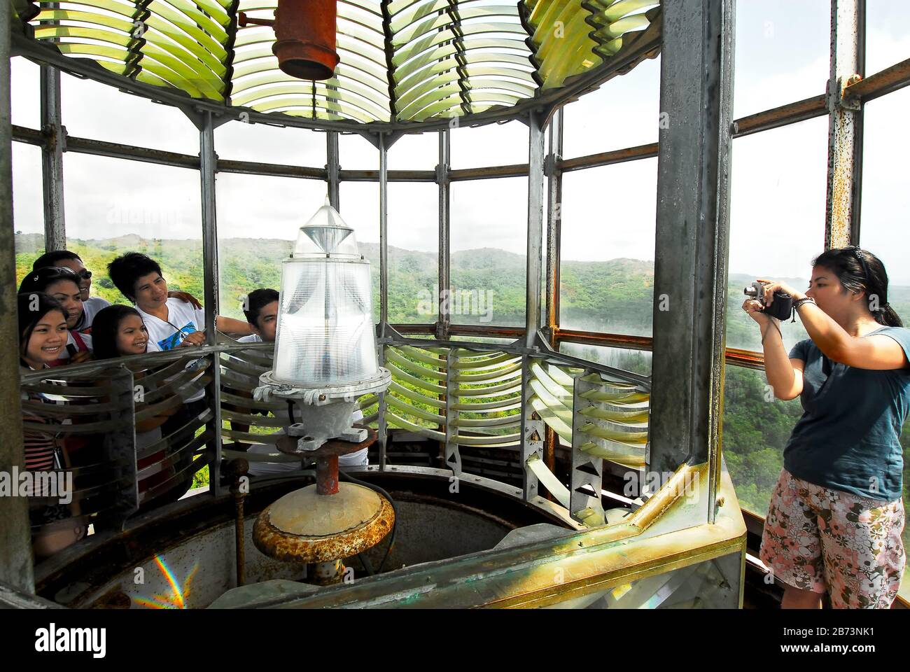 Burgos, Ilocos Norte, Philippinen: Eine Gruppe junger philippinischer Touristen, die ein Foto auf dem Cape Bojeador Lighthouse machen Stockfoto