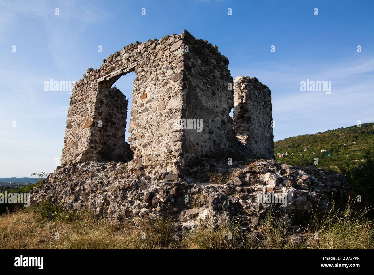 Die Ruinen der Burg auf dem Schwarzen Berg in Vinogradovo, Transkarpatien, Ukraine Stockfoto