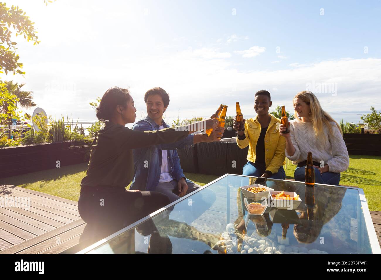 Eine Gruppe gemischter Rennen freundet sich an einem sonnigen Tag an Stockfoto