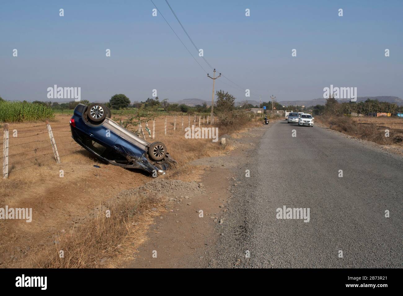 Autounfall mit umgedrehtem Auto auf der Straße Stockfoto
