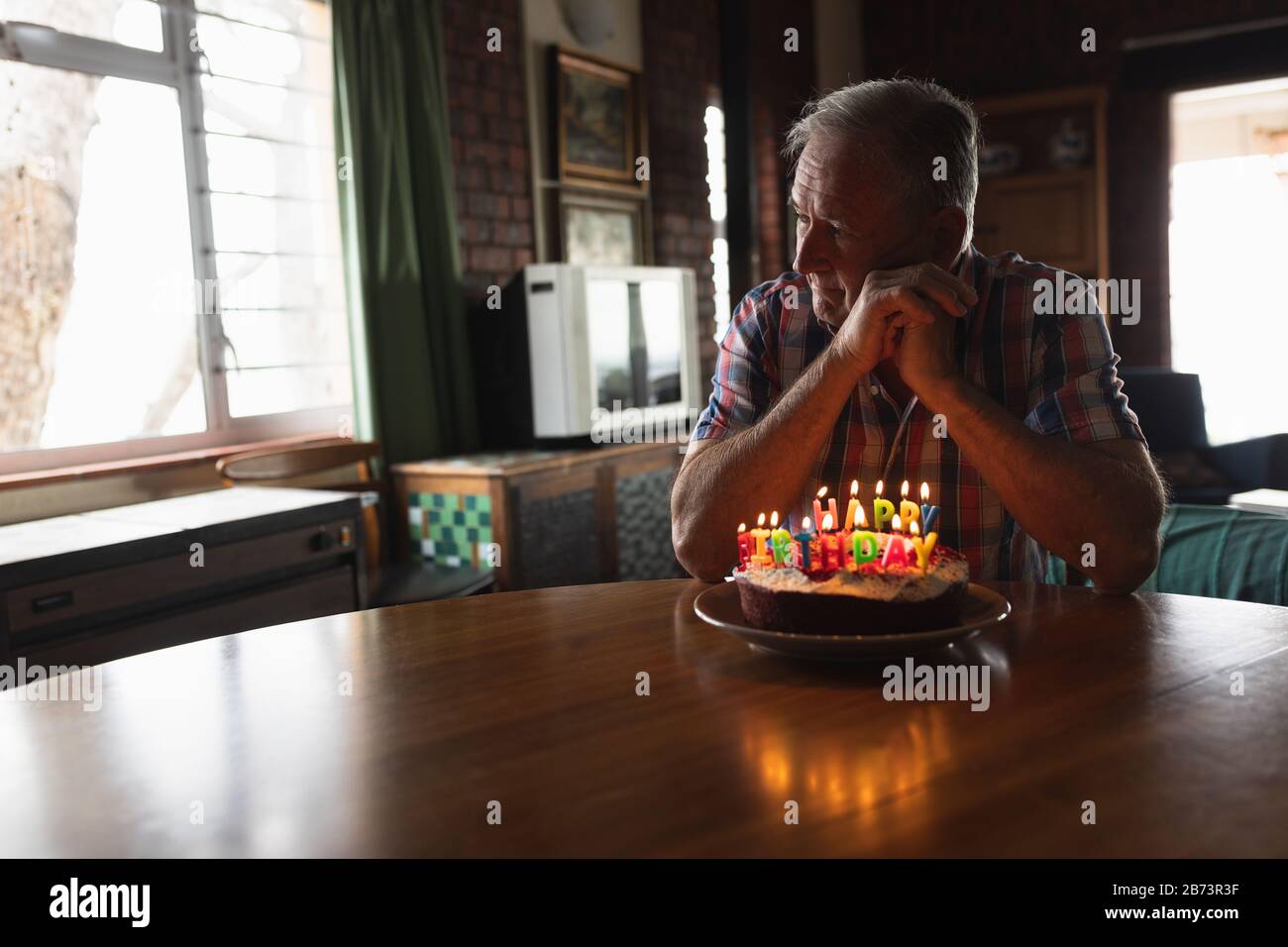 Der ältere Mann feiert seinen Geburtstag allein Stockfotografie Alamy
