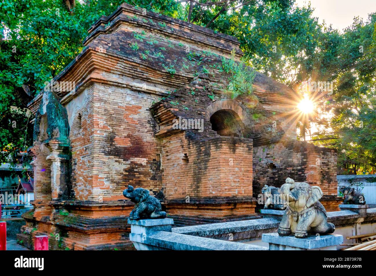 Sonne hinter dem alten Tempel von Wat Lamchang, Chiang Mai, Thailand Stockfoto