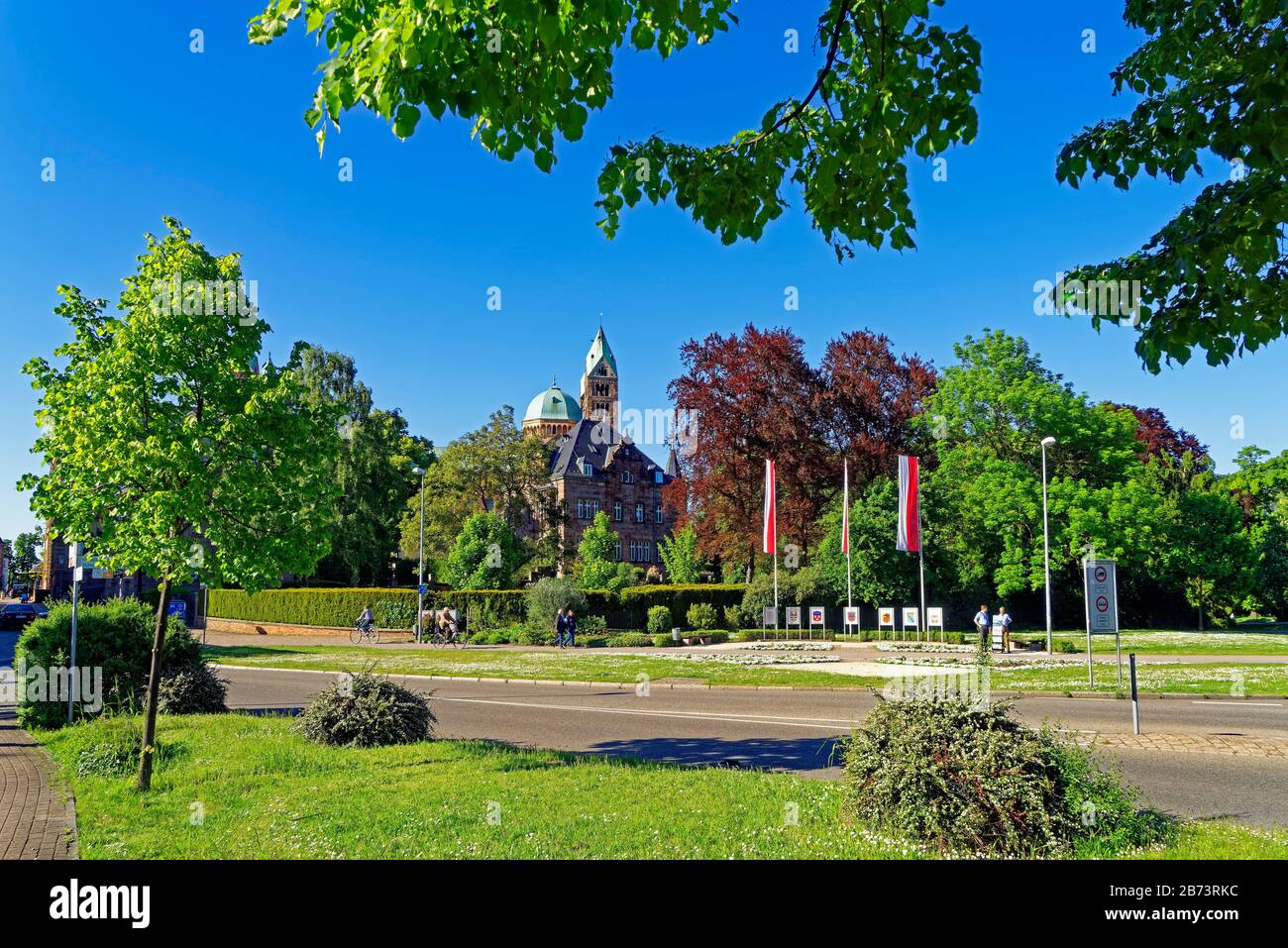 Deutschland, Rheinland-Pfalz, Speyerer, Domort, Stadt Schum, Ort der Partnerstädte, Betten von Tulpen, Gebäuden, Verwaltung, evangelische Kirche Stockfoto