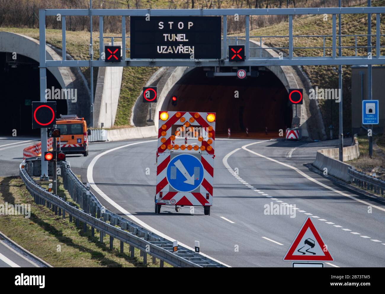 Petrovice, Tschechien. März 2020. Die Autobahn D8 Dresden - Prag ist vor einem Tunnel gesperrt. Tschechien schließt seine Grenzen weitgehend an Ausländer aus mehreren europäischen Ländern. Betroffen sind unter anderem Bürger aus Deutschland, Italien, Frankreich und Österreich, die keinen festen Wohnsitz im EU-Mitgliedsland haben. Kredit: Robert Michael / dpa-Zentralbild / dpa / Alamy Live News Stockfoto