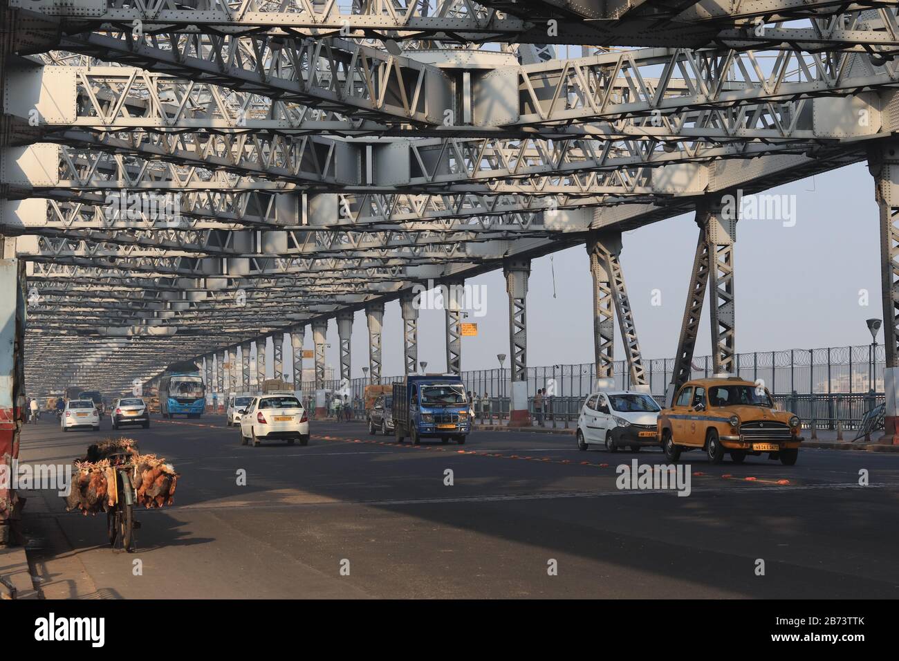 Fahrzeuge auf der berühmten Howrah Bridge von Kolkata Stockfoto