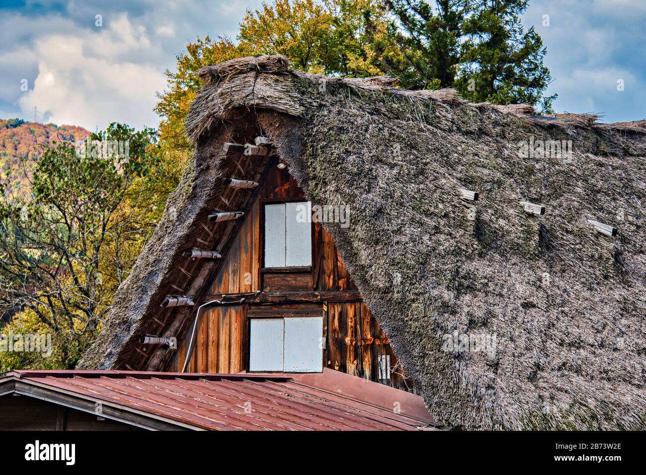 Hausdach im traditionellen Dorf Shirakawago, Gifu, Japan. Unesco-Weltkulturerbe. Stockfoto