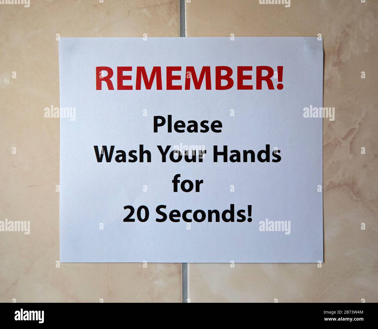 Ein Schild an der Wand des Badezimmers, das sagt, ERINNERST du dich! Bitte waschen Sie Sich 20 Sekunden lang die Hände. Die empfohlene Zeit, um sich vor Viren zu schützen. Stockfoto