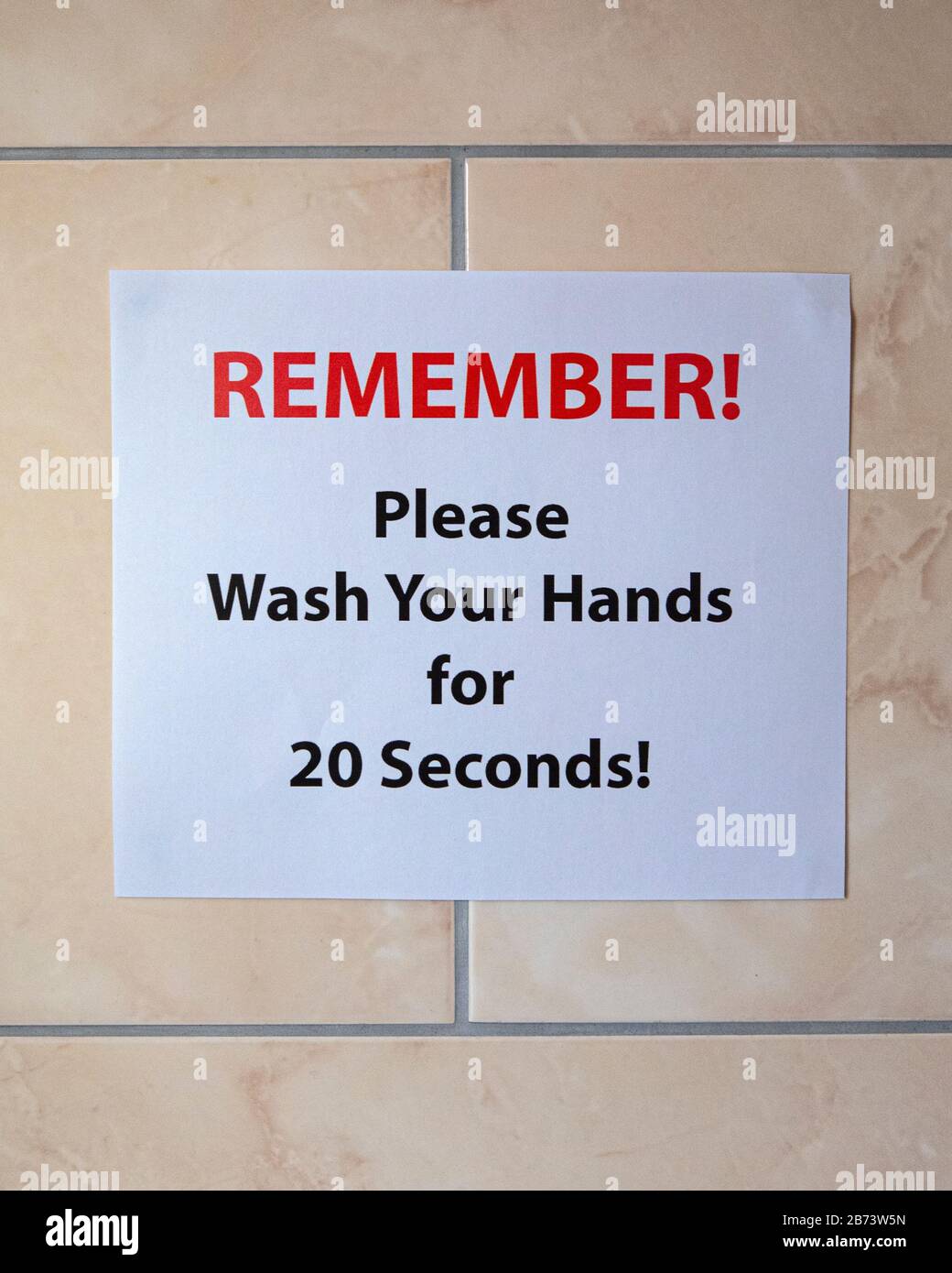 Ein Schild an der Wand des Badezimmers, das sagt, ERINNERST du dich! Bitte waschen Sie Sich 20 Sekunden lang die Hände. Die empfohlene Zeit, um sich vor Viren zu schützen. Stockfoto