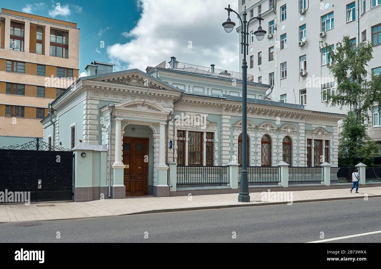 Moskau, EIN einstöckiges Wohnhaus aus dem 19. Jahrhundert, beherbergt das Gebäude derzeit die Botschaft der Republik Kenia in Russland Stockfoto