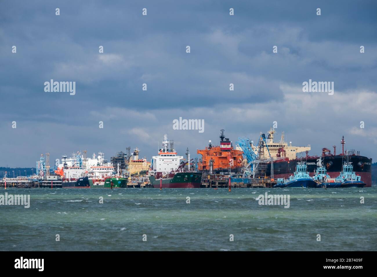 Öltanker und Gastanker neben Fawley Oil Raffinerie auf Southampton Water. Stockfoto