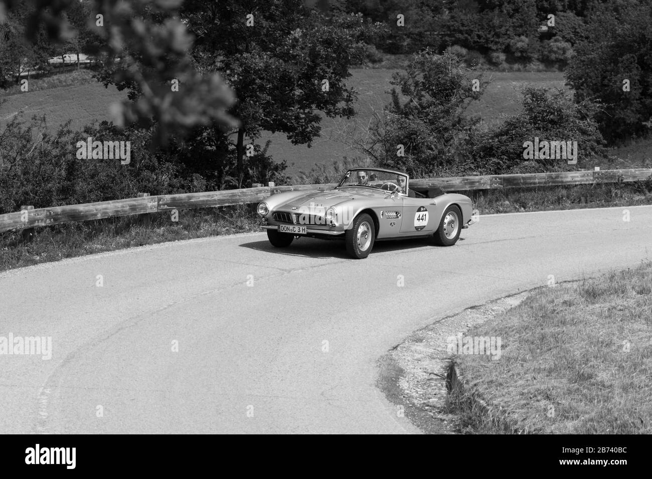 PESARO COLLE SAN BARTOLO, ITALIEN - 17. MAI 2018: B.M.W. 507 TOURING SPORT 1956 auf einem alten Rennwagen in der Rallye Mille Miglia 2018 der berühmte italienische Hi Stockfoto