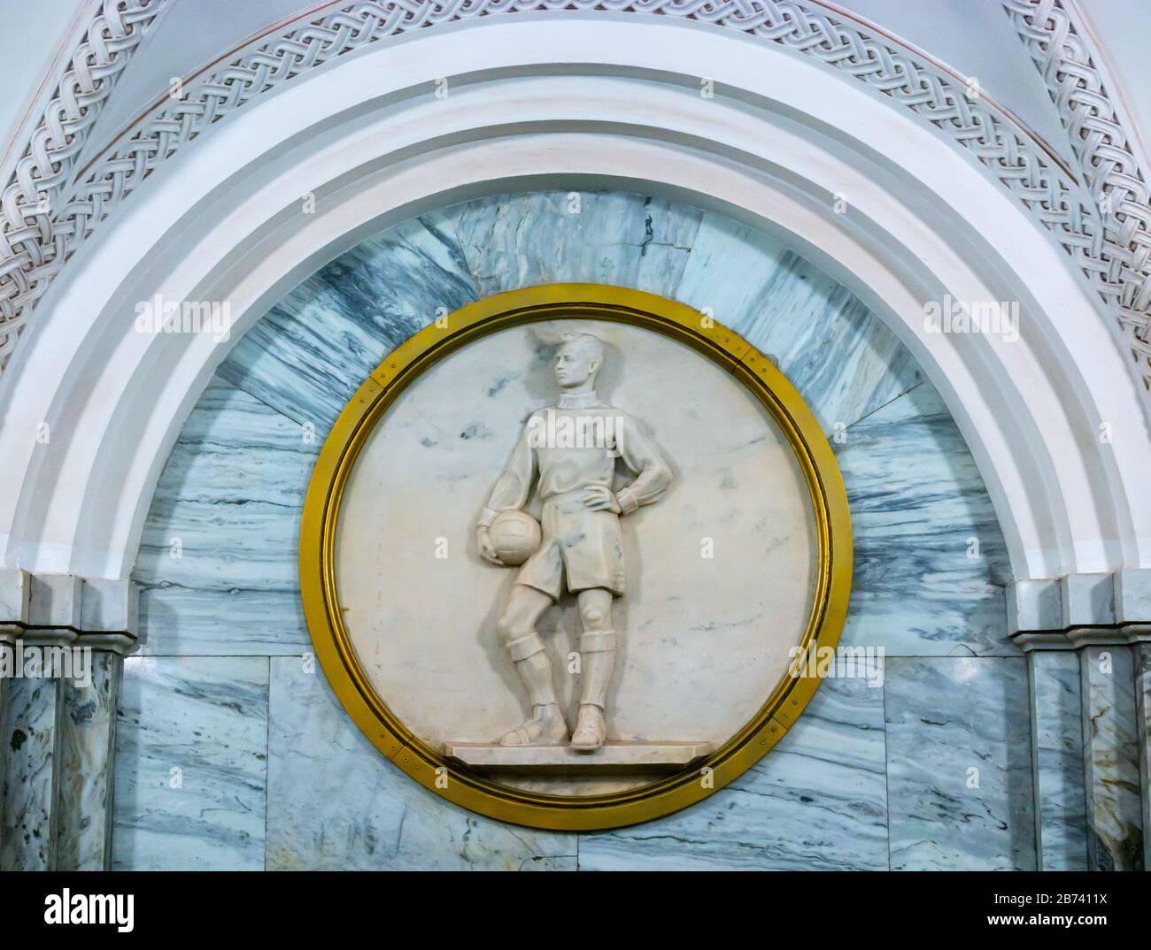 Nahaufnahme von BAS Reliefrundel mit Fußball und Sport, U-Bahn-Station Park Kultury, Moskauer U-Bahn oder U-Bahn, Russische Föderation Stockfoto