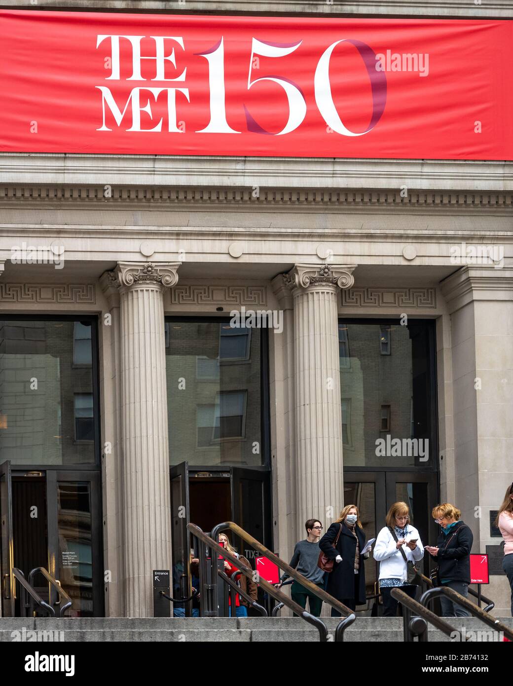 New York, USA, 12. März 2020. Einige Besucher tragen Masken, wenn sie durch den Haupteingang des Metropolitan Museum of Art in New Yorks Fünfter Av aussteigen Stockfoto