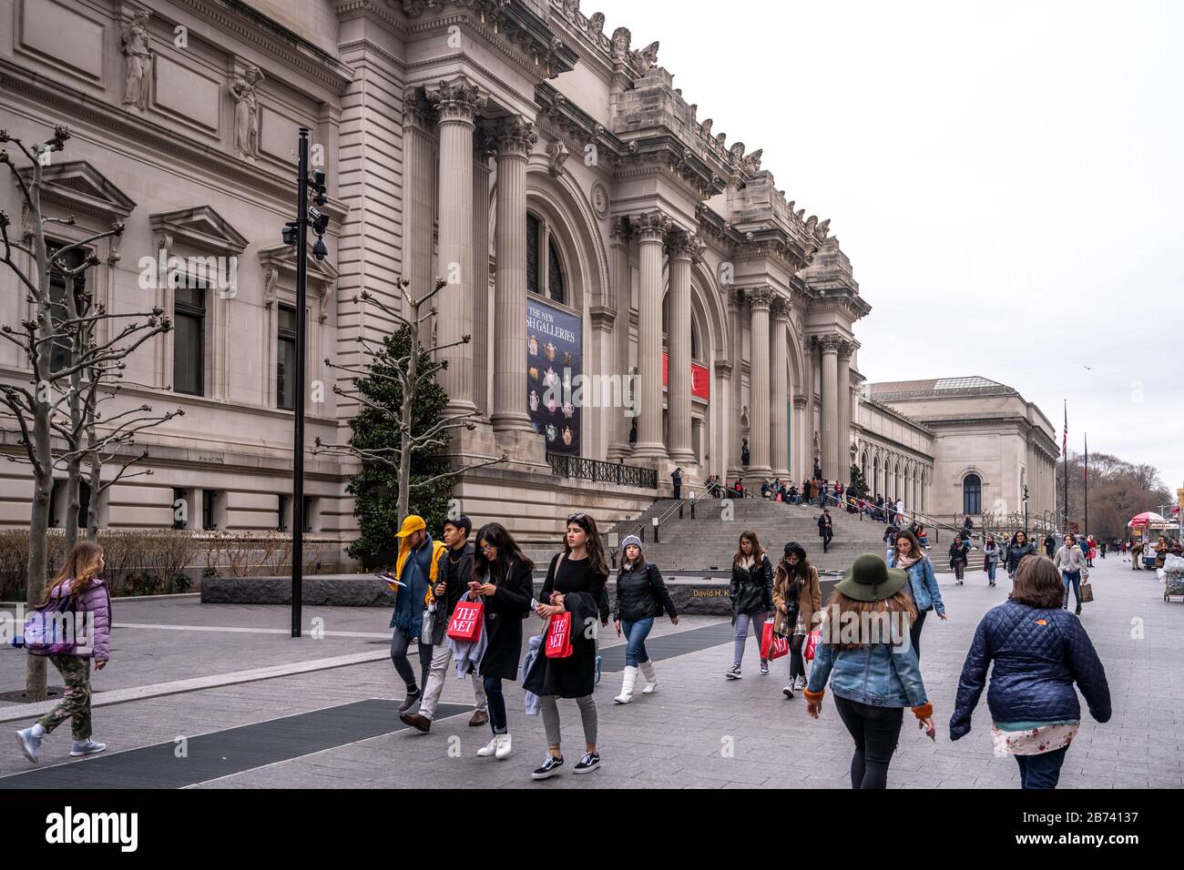 New York, USA, 12. März 2020. Der Haupteingang des Metropolitan Museum of Art in der Fifth Avenue in New York. Die Met schließt vorübergehend alle DRE Stockfoto