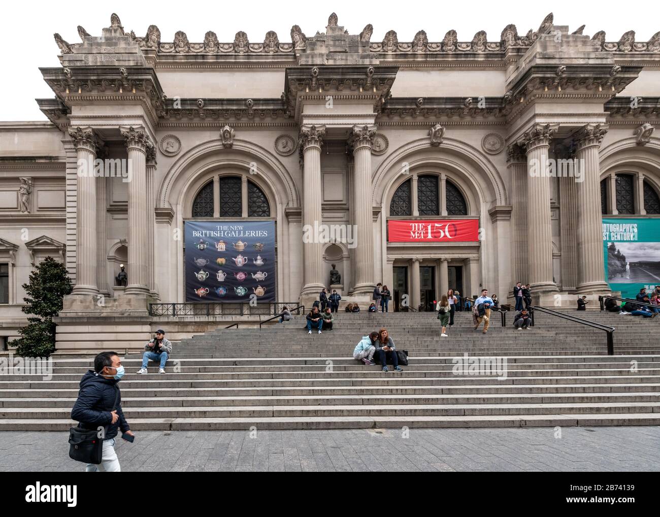 New York, USA, 12. März 2020. Einige Besucher tragen Schutzmasken in der Nähe des Haupteingangs des Metropolitan Museum of Art in der New Yorker Fifth Avenue. Stockfoto