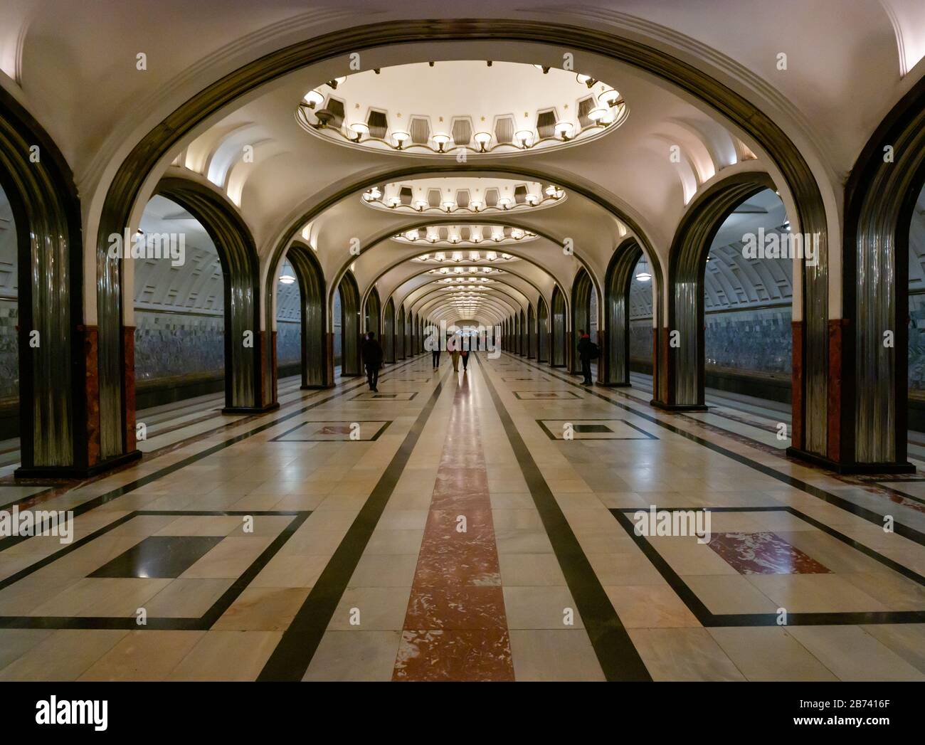 Große Halle im Art-Deco-Stil am U-Bahnhof Mayakovskaja, Moskauer U-Bahn oder U-Bahn, Russische Föderation Stockfoto