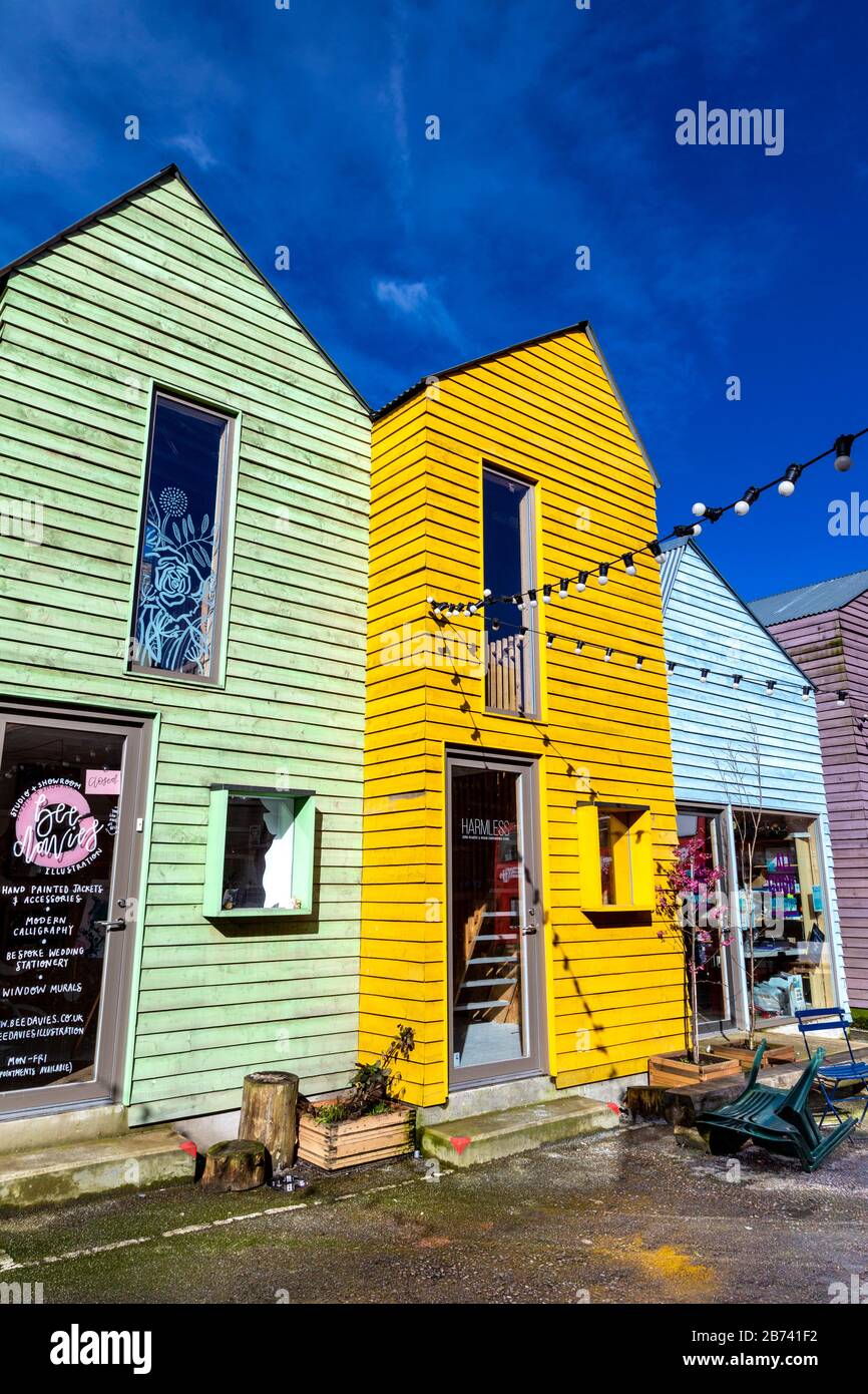 Boutiquen in bunten Häusern Blue House Yard, Wood Green, London, Großbritannien Stockfoto