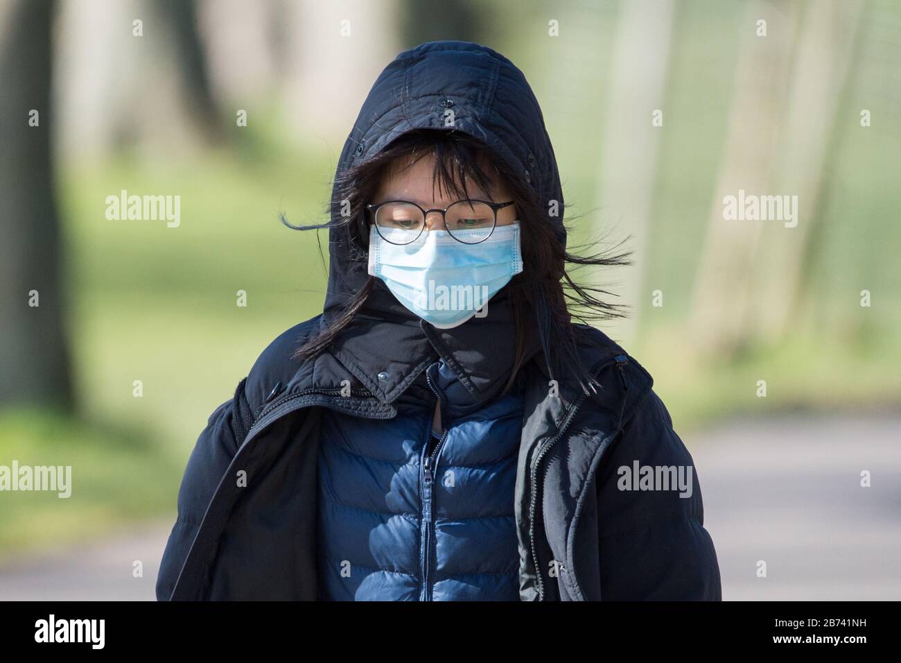 Edinburgh, Großbritannien. März 2020. Abgebildet: Menschen sahen, wie sie Masken trugen und ihre Nase und ihren Mund mit Schals bedeckten, die auf die Pandemie von Coronavirus zurückzuführen waren. Kredit: Colin Fisher/Alamy Live News Stockfoto