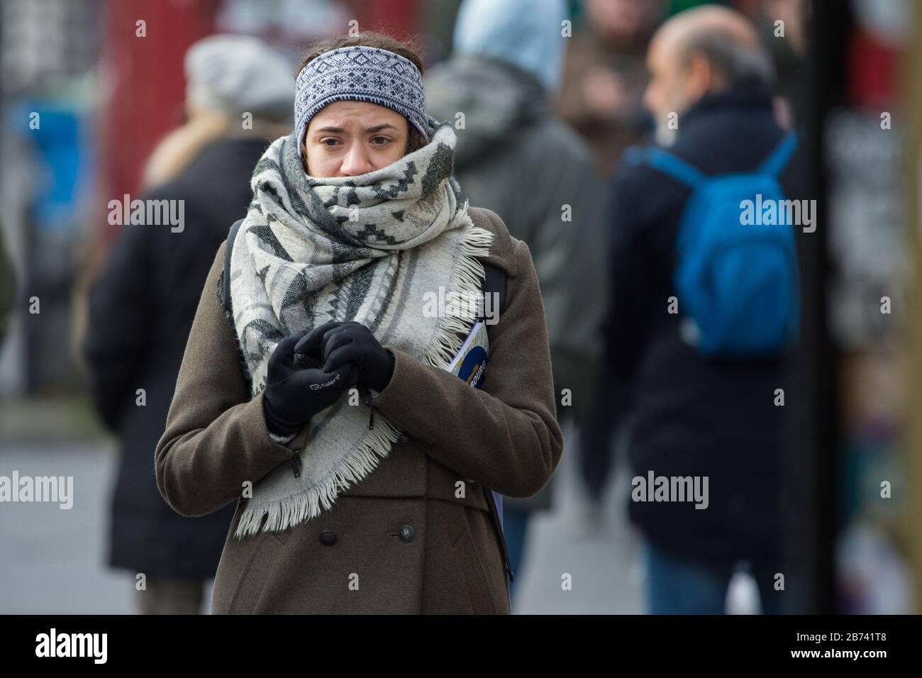 Edinburgh, Großbritannien. März 2020. Abgebildet: Menschen sahen, wie sie Masken trugen und ihre Nase und ihren Mund mit Schals bedeckten, die auf die Pandemie von Coronavirus zurückzuführen waren. Kredit: Colin Fisher/Alamy Live News Stockfoto