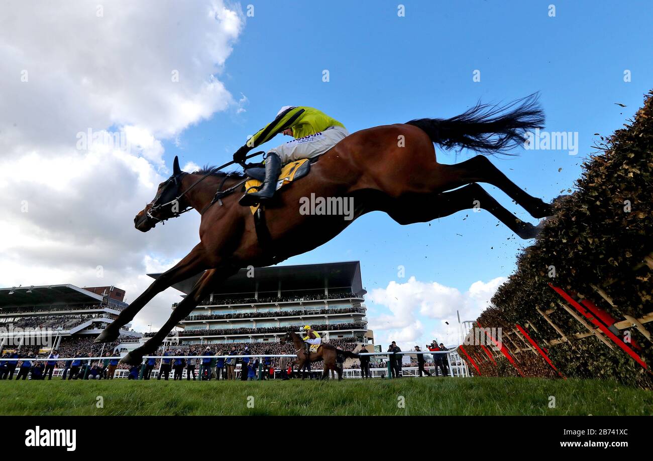 Burning Victory (Far Side) von Paul Townend, der nach Hause kommt, um die JCB-Triumph-Hürde während des vierten Tages des Cheltenham Festivals auf der Cheltenham Racecourse zu gewinnen. Stockfoto