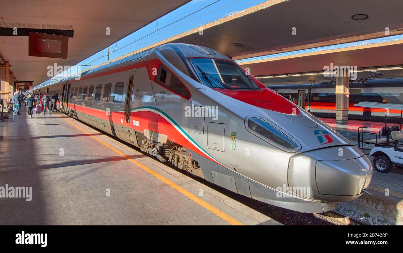 FLORENCE ITALIEN PASSAGIERE, DIE EINEN ROTEN HOCHGESCHWINDIGKEITSZUG DER TRENITALIA MIT DEM FRECCIARGENTO ODER DEM SILBERNEN PFEIL STARTEN Stockfoto