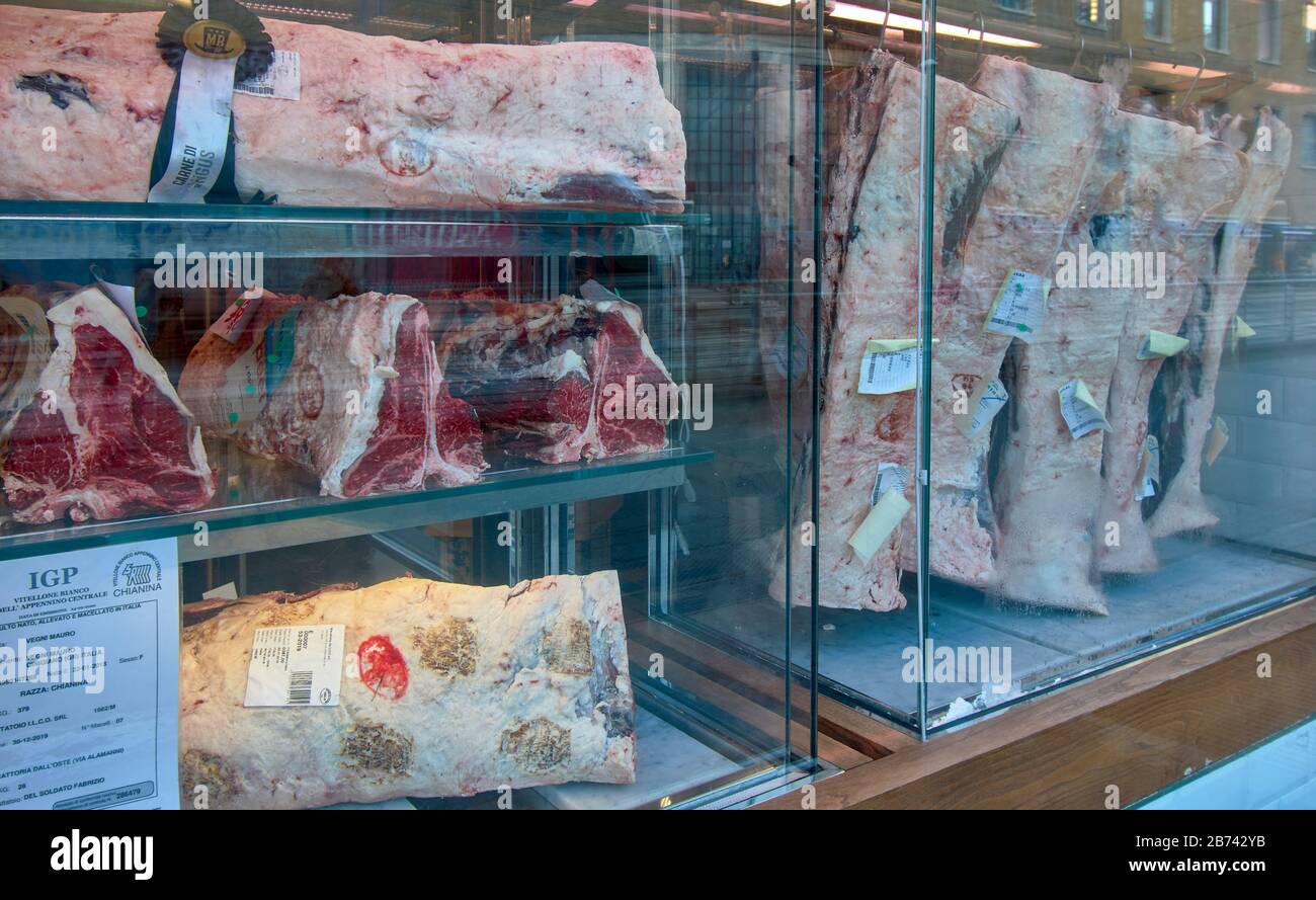 FLORENCE ITALY RESTAURANT FENSTER MIT ANZEIGE VON ROHEN BEEF SCHNITTEN FÜR DIE KUNDEN WAHL Stockfoto