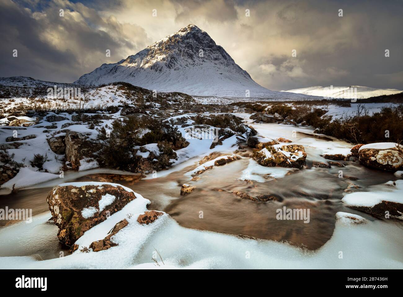 Schottische Highlands - schneebedeckte Buachaille Etive Mor und der Fluss Coupall Rannoch Moor Glen Coe schottische Highlands Schottland Großbritannien GB Europa Stockfoto