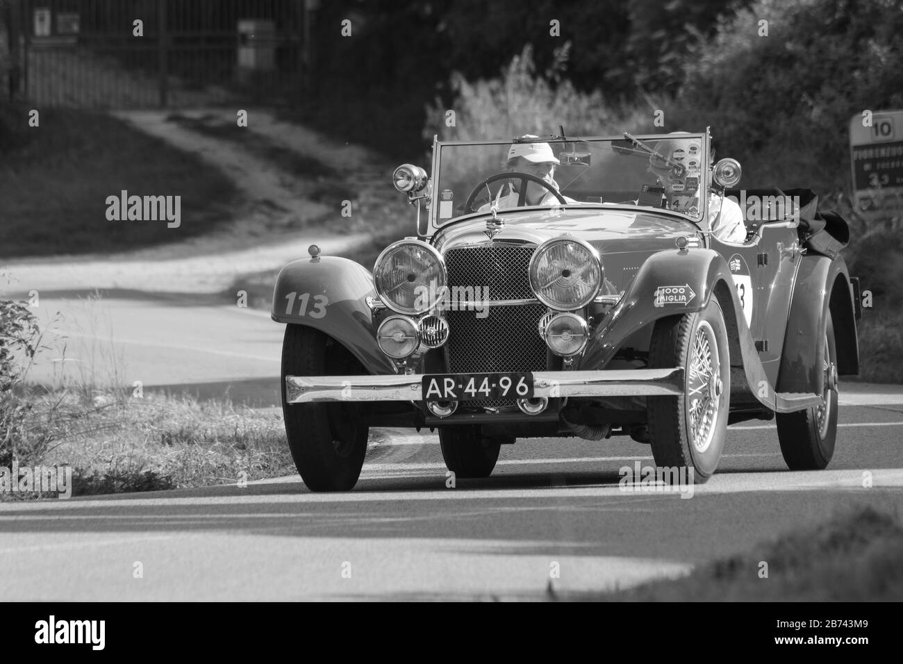 PESARO COLLE SAN BARTOLO, ITALIEN - 17. MAI 2018: ALVIS SPEED 20 SB 1934 auf einem alten Rennwagen in der Rallye Mille Miglia 2018 die berühmte italienische Historica Stockfoto