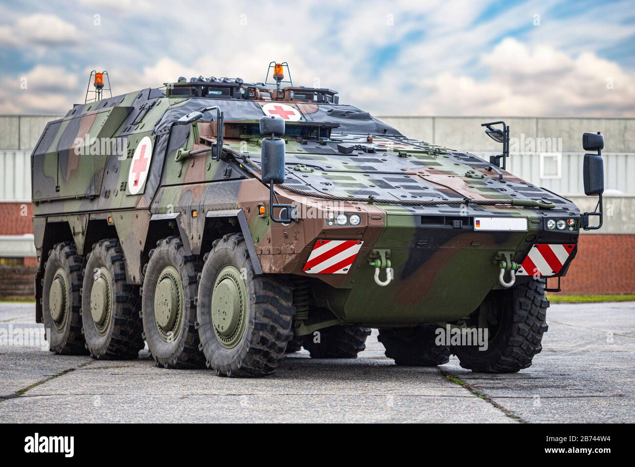 Das deutsche gepanzerte Sanitätsfahrzeug GTK Boxer der Bundeswehr steht auf einer Plattform. Stockfoto