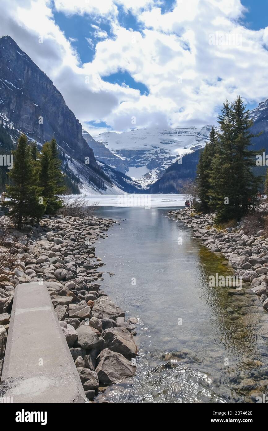 Mount fairview, teilweise gefrorener See, mit Spiegelung im Wasser. Lake Louise Banff National Park, Alberta Canada. Stockfoto