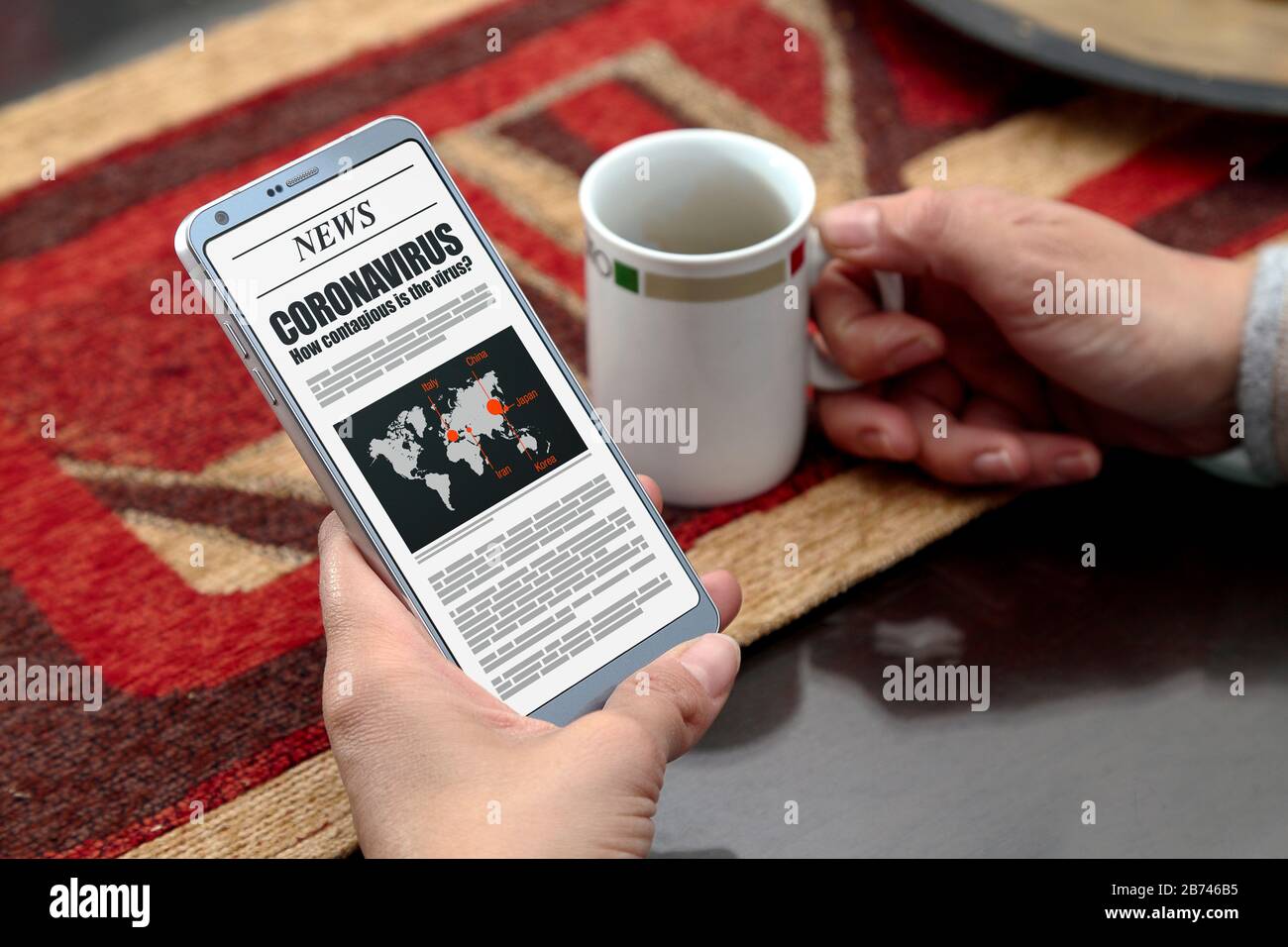 Coronavirus News. Frau mit Smartphone in den Händen. Online-Zeitungsseite auf dem Bildschirm. Stockfoto