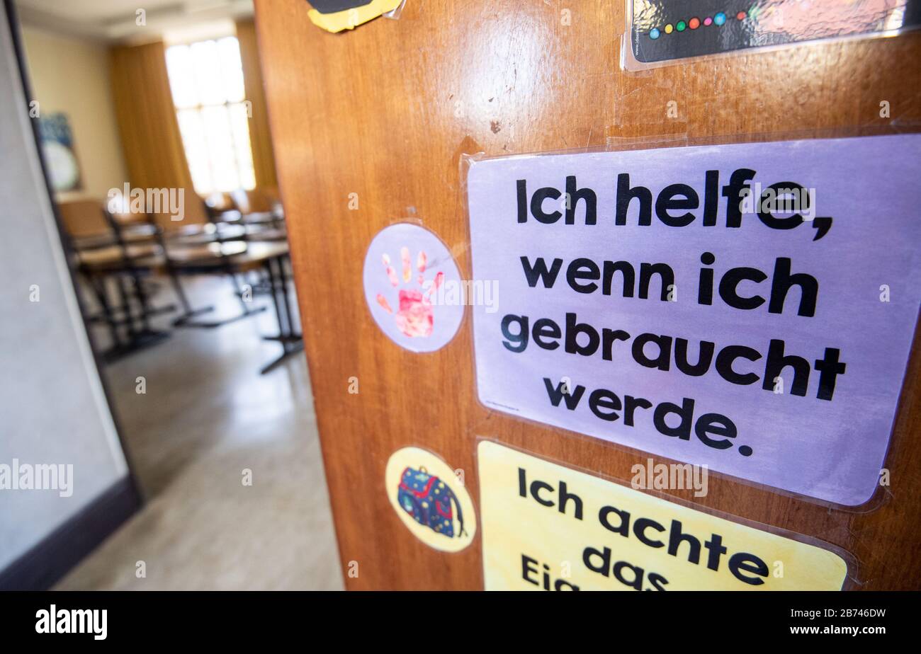 Stuttgart, Deutschland. März 2020. Eine Notiz, die sagt: "Ich helfe, wenn ich gebraucht werde." hängt an der Tür des Klassenzimmers einer Grundschule der vierten Klasse. Baden-Württemberg schließt aufgrund der Coronavirus-Pandemie von Dienstag bis zum Ende der Osterferien auch alle Schulen und Kindertagesstätten. Kredit: Marijan Murat / dpa / Alamy Live News Stockfoto