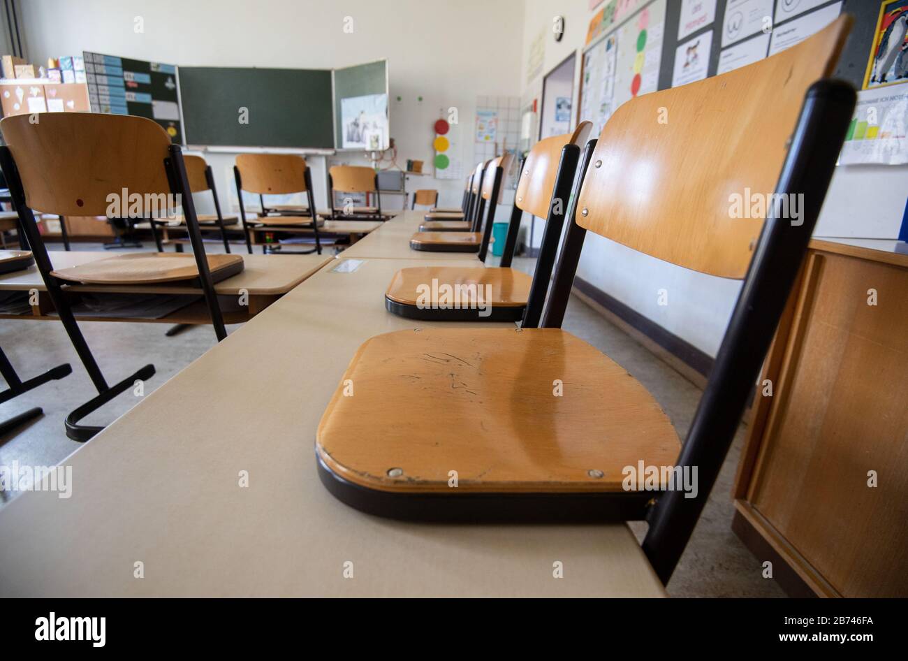 Stuttgart, Deutschland. März 2020. Stühle werden im Klassenzimmer einer Grundschule der vierten Klasse nach der Schule auf die Tische gelegt. Baden-Württemberg schließt aufgrund der Coronavirus-Pandemie auch von Dienstag bis Ende der Osterferien alle Schulen und Kindertagesstätten ab. Kredit: Marijan Murat / dpa / Alamy Live News Stockfoto