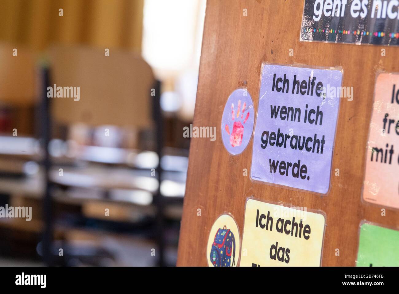 Stuttgart, Deutschland. März 2020. Eine Notiz, die sagt: "Ich helfe, wenn ich gebraucht werde." hängt an der Tür des Klassenzimmers einer Grundschule der vierten Klasse. Baden-Württemberg schließt aufgrund der Coronavirus-Pandemie von Dienstag bis zum Ende der Osterferien auch alle Schulen und Kindertagesstätten. Kredit: Marijan Murat / dpa / Alamy Live News Stockfoto