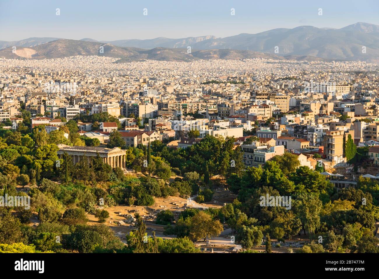 Blick auf Athen von der Akropolis. Berühmte Orte in Athen - Hauptstadt Griechenlands. Antike Denkmäler. Stockfoto