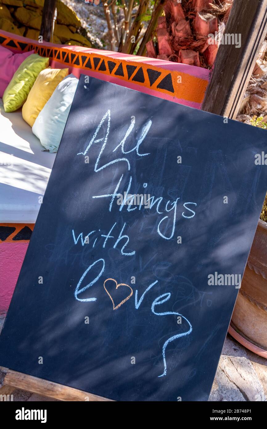 Schild im Café del Mundo Potami Beach Karlovassi Samos Griechenland Stockfoto