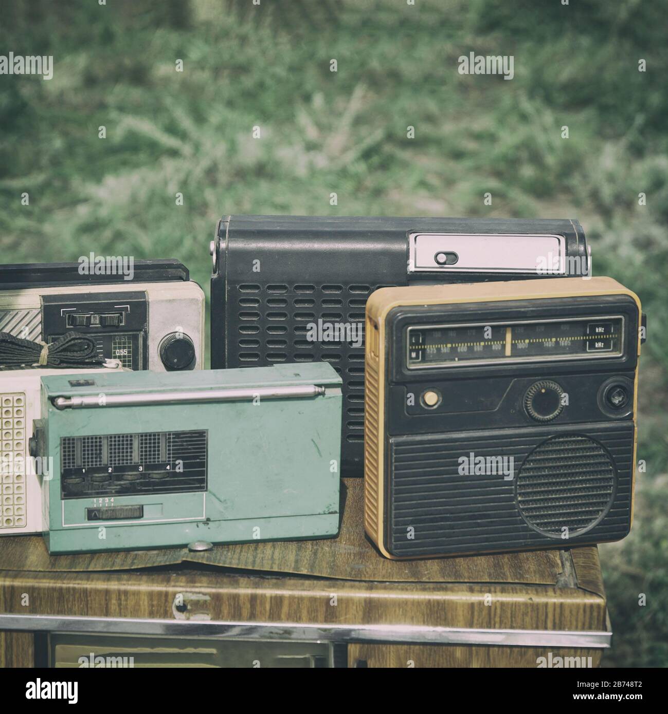 Alte Transistorradios auf dem Tisch. Alten compact Transistor Receiver  Stockfotografie - Alamy
