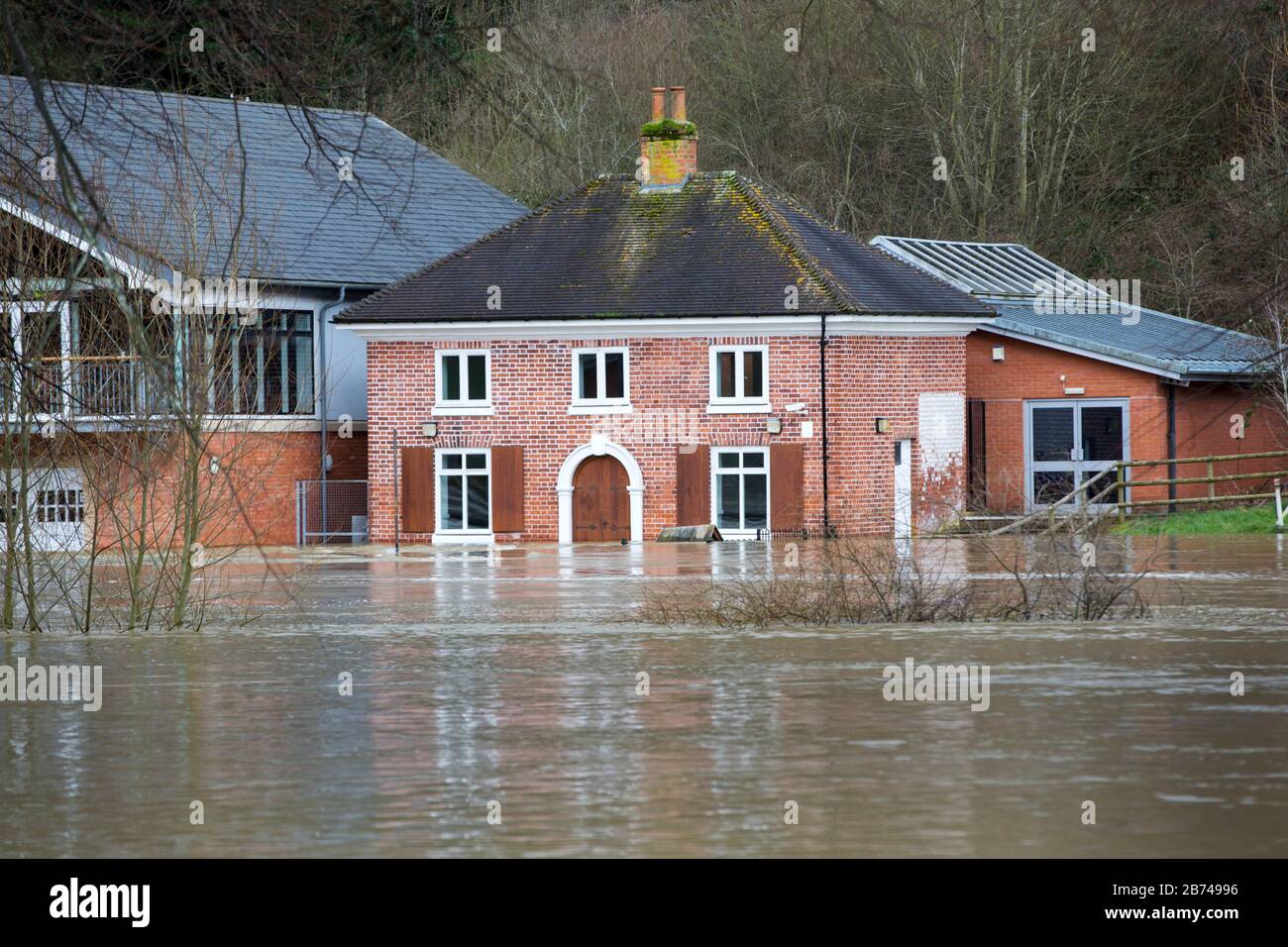 Die Häuser in Shrewsbury wurden vom Fluss Severn überschwemmt, nachdem der feuchteste Februar, der jemals in Großbritannien verzeichnet wurde, Februar 2020 war. Stockfoto