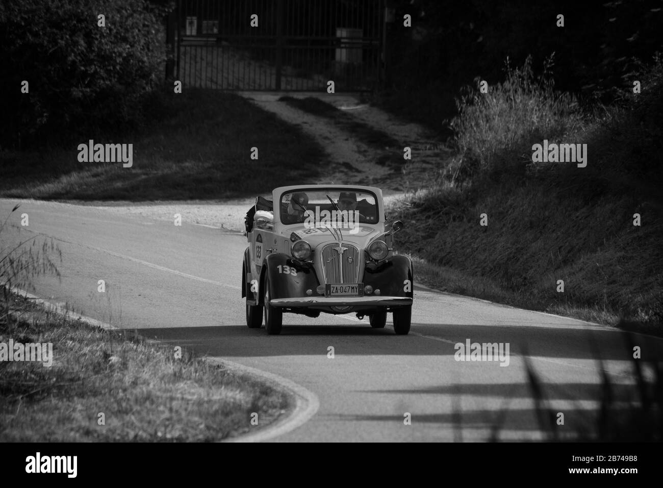 PESARO COLLE SAN BARTOLO, ITALIEN - 17. MAI 2018: FIAT-NSU 508 C 1939 auf einem alten Rennwagen in der Rallye Mille Miglia 2018 der berühmte italienische historische r Stockfoto