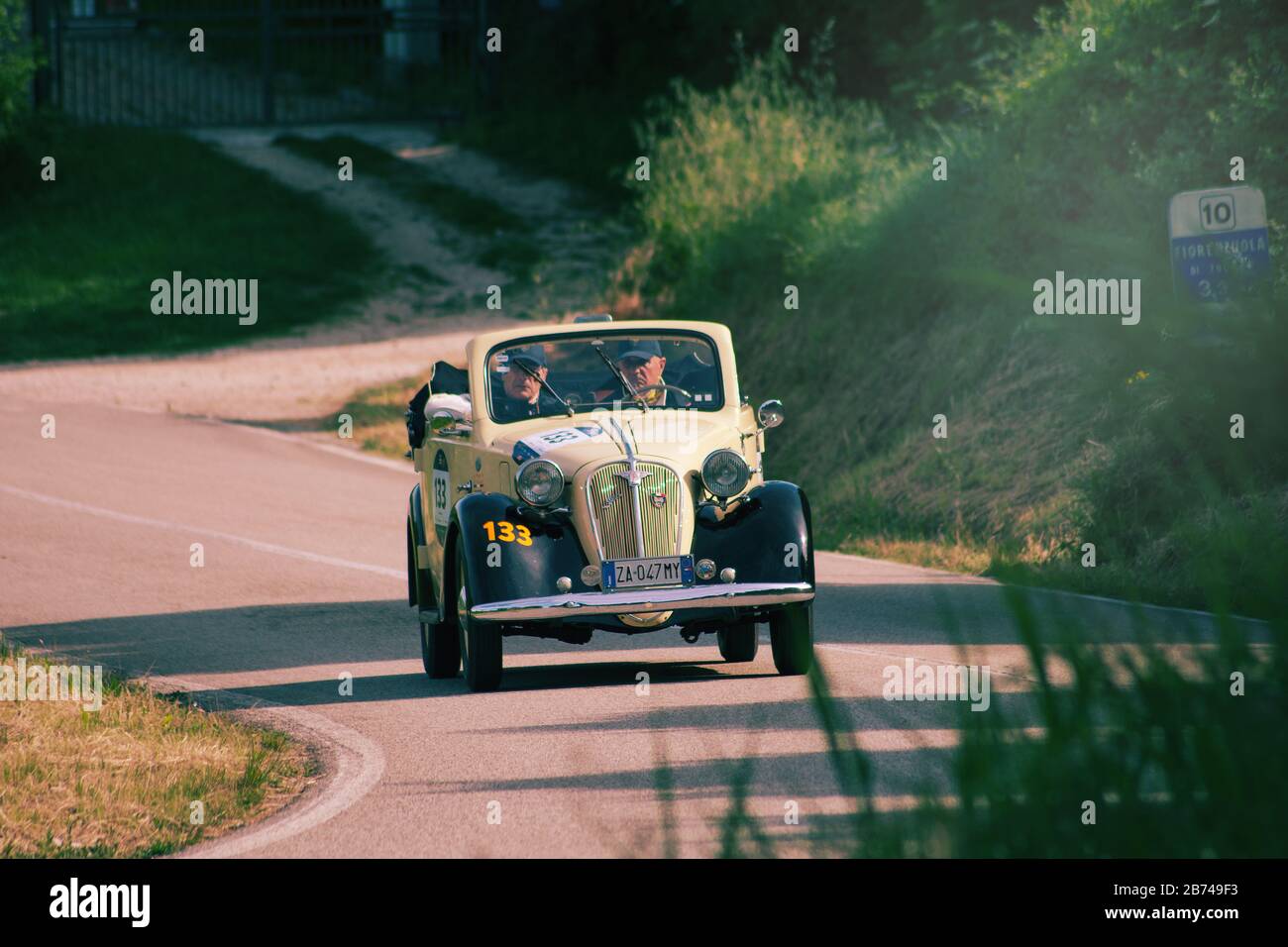 PESARO COLLE SAN BARTOLO, ITALIEN - 17. MAI 2018: FIAT-NSU 508 C 1939 auf einem alten Rennwagen in der Rallye Mille Miglia 2018 der berühmte italienische historische r Stockfoto