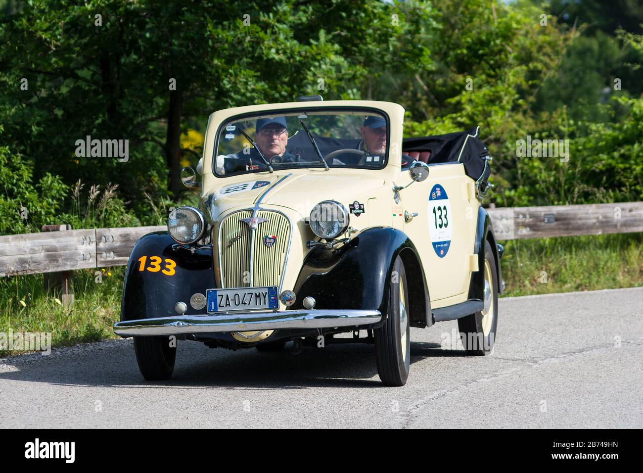 PESARO COLLE SAN BARTOLO, ITALIEN - 17. MAI 2018: FIAT-NSU 508 C 1939 auf einem alten Rennwagen in der Rallye Mille Miglia 2018 der berühmte italienische historische r Stockfoto