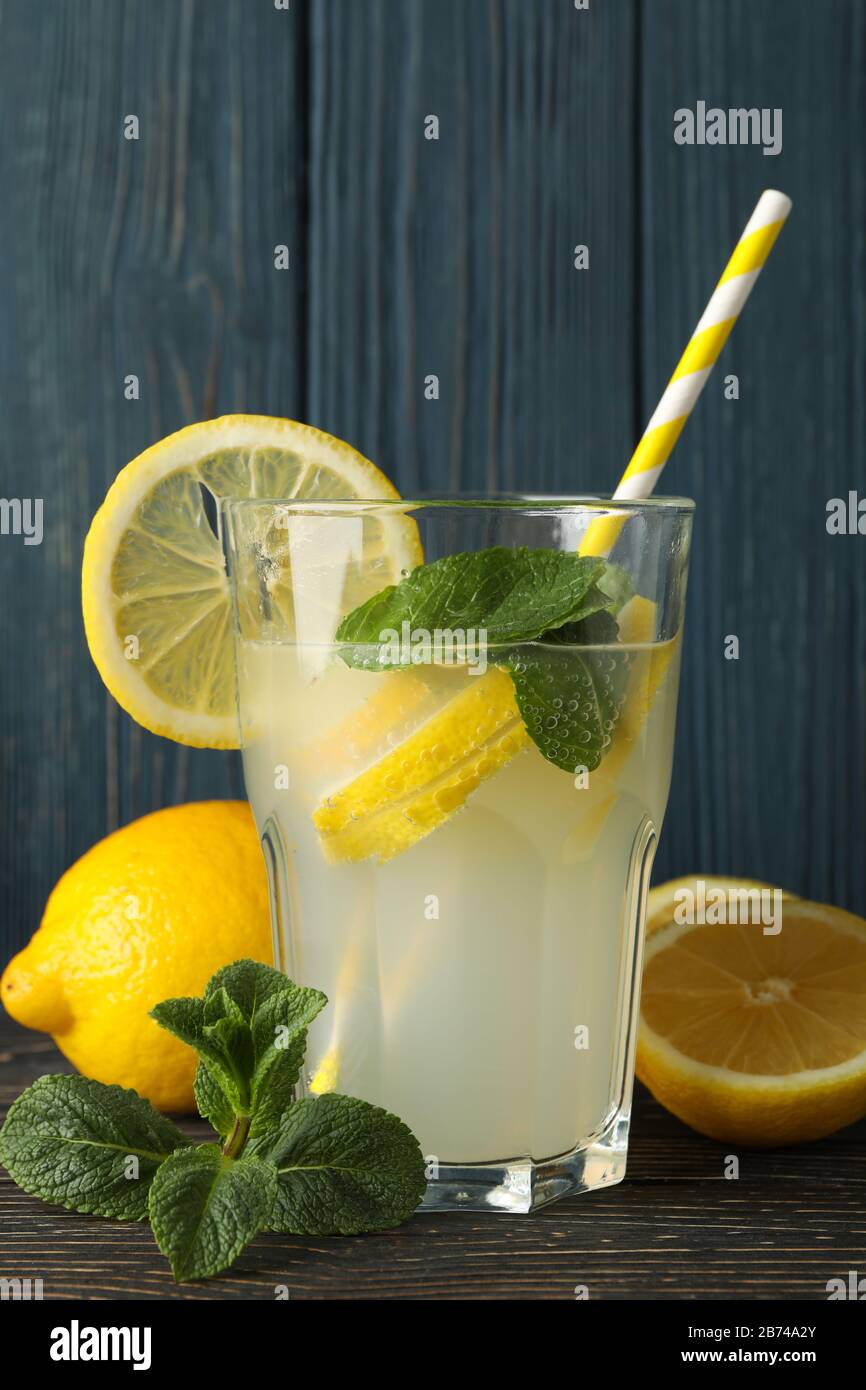 Glas Mit Limonade Und Zitronen Auf Holzhintergrund Frisches Getrank Stockfotografie Alamy
