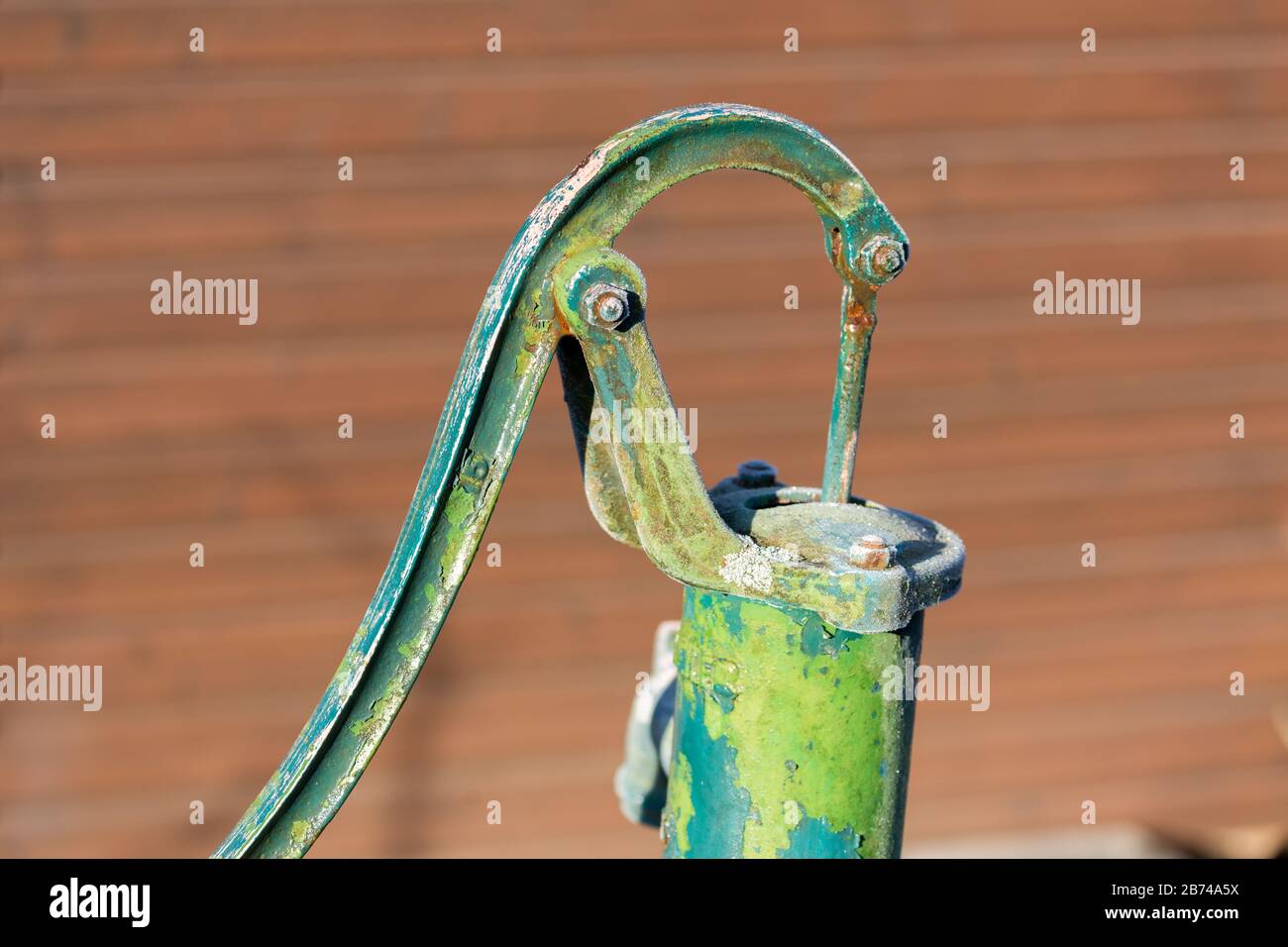 Handwasser-Pumpe stockfoto. Bild von schön, grün, landschaft