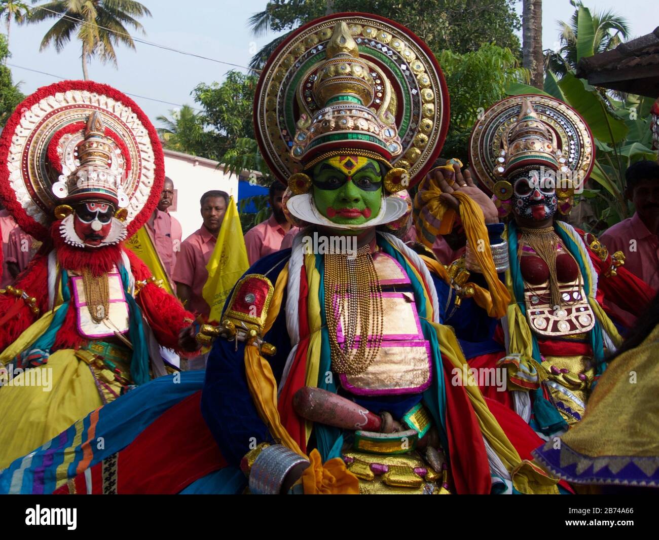 Klassische Kathakali-Tänzer, die hinduistische Götter darstellen, treten im Tempelfest, Kumarakom, Kerala, Südindien auf Stockfoto