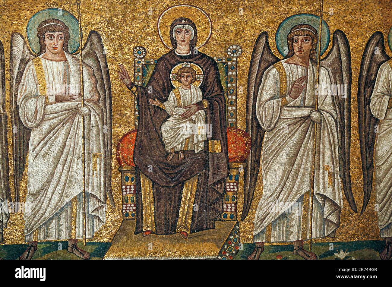 Italien Emilia Romagna - Ravenna - Basilika von Sant'Apollinare Nuovo - Die Jungfrau Inthronisiert, Jesuskind und vier Apostel Stockfoto