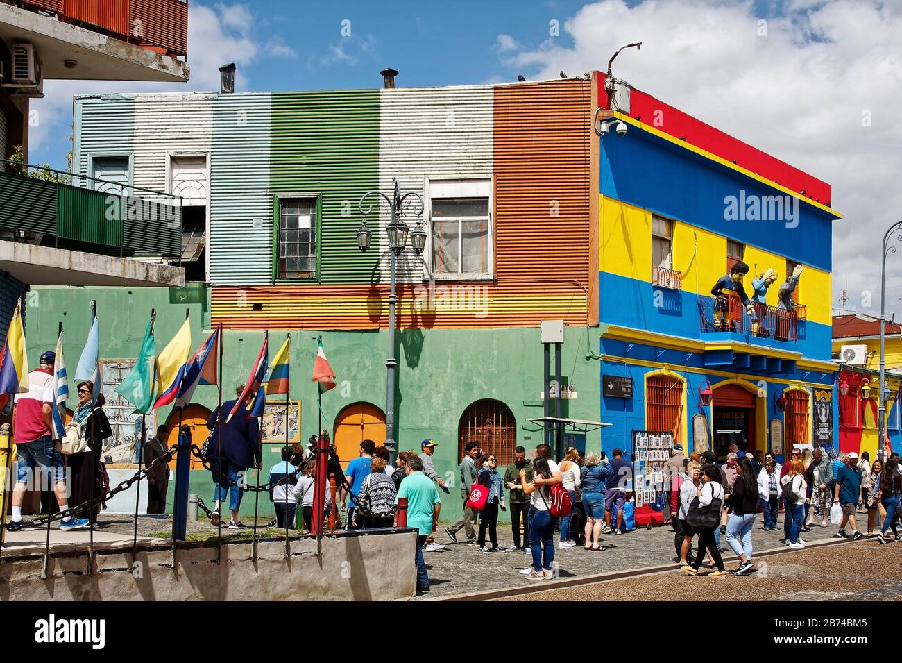 Farbenfrohes altes Gebäude; Balkon, 3 Figuren, Business, Leute, Menschenmenge, La Boca Viertel; Südamerika; Buenos Aires; Argentinien; Sommer Stockfoto
