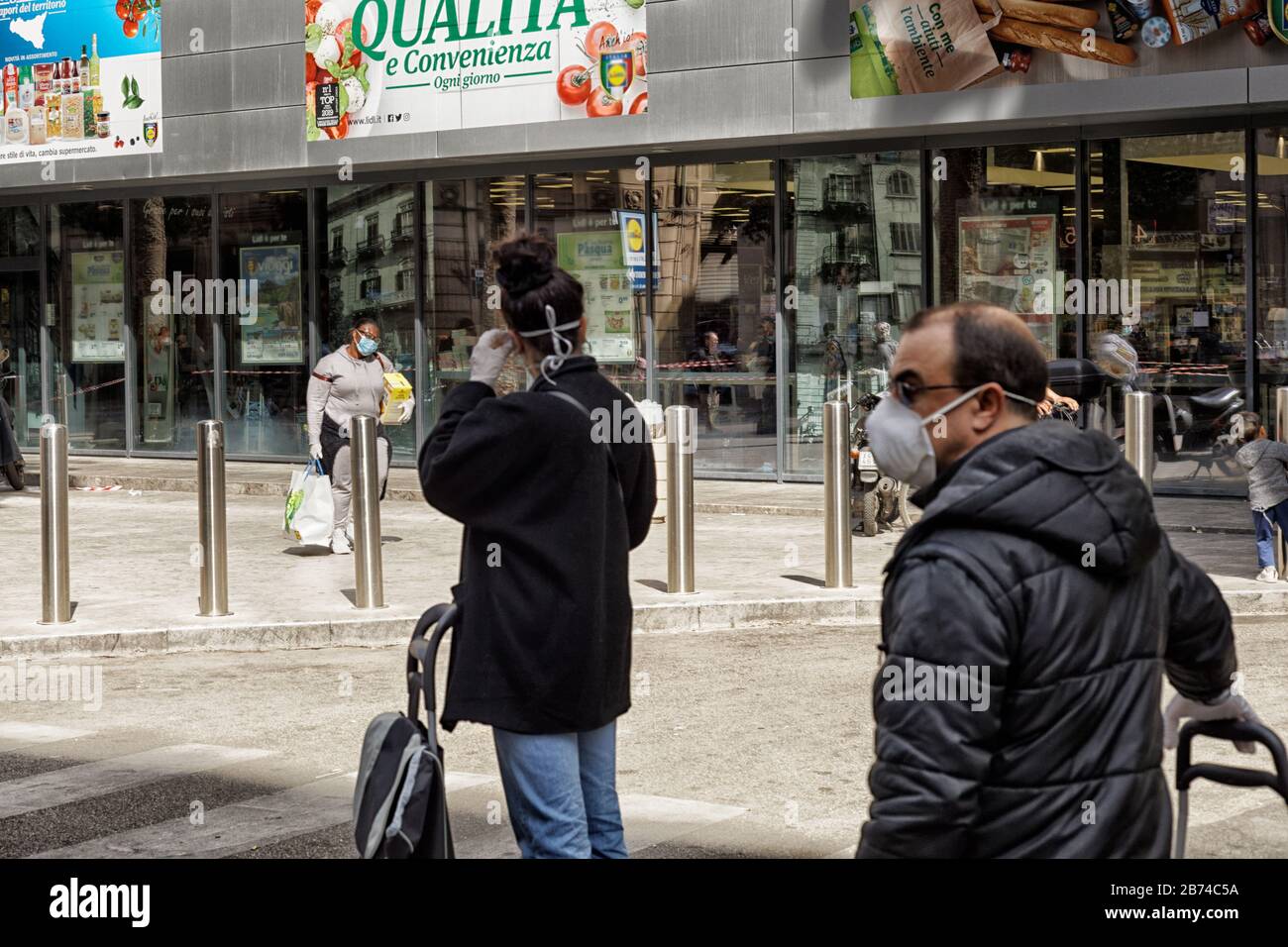 In der Via Maqueda in Palermo, Sizilien, stehen die Menschen während der Coronavirus-Pandemie 2020 vor Supermärkten für Essen, stehen und sozial distanziert Stockfoto