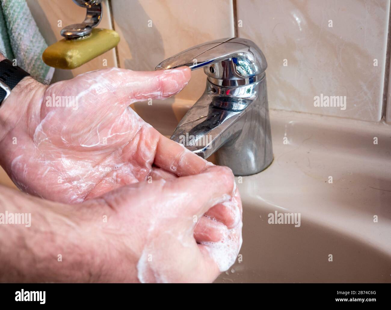 Waschen Sie die Hände mit Seife bei der Virus-Grippe Stockfoto