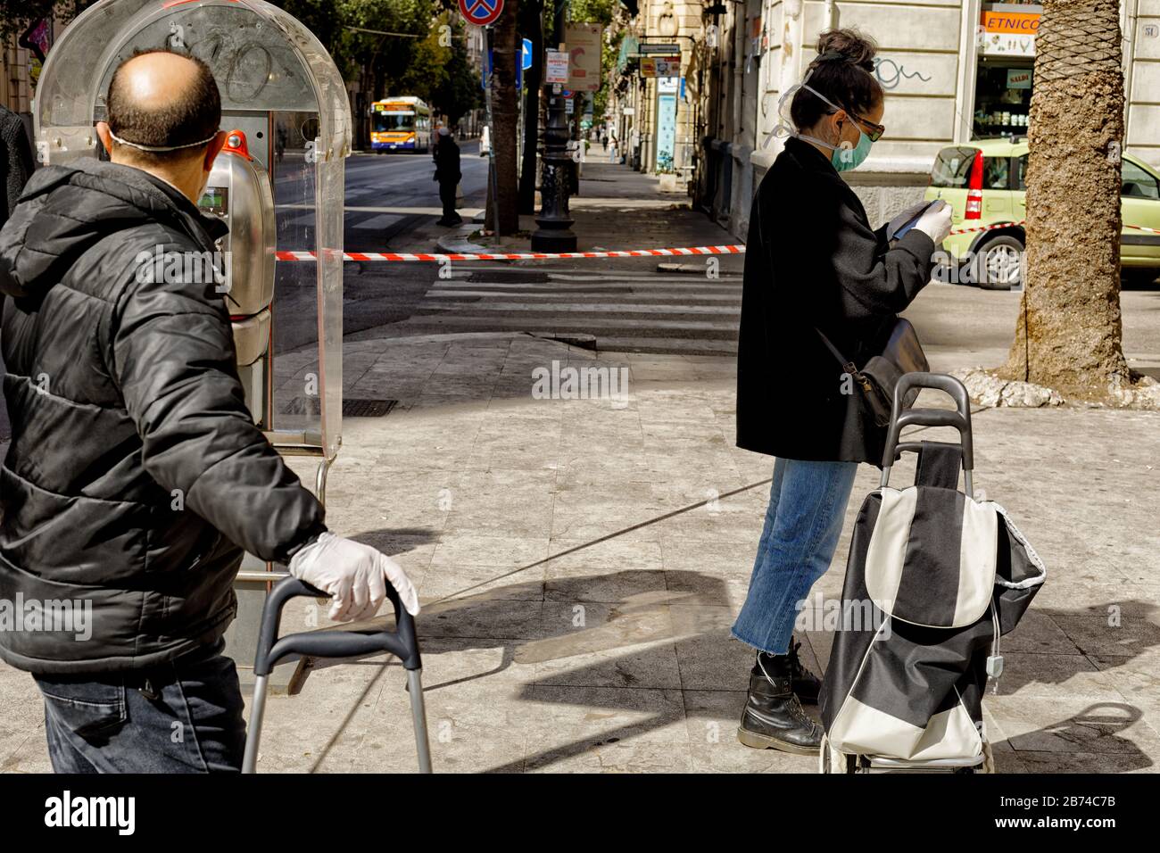 In der Via Maqueda in Palermo, Sizilien, stehen die Menschen während der Coronavirus-Pandemie 2020 vor Supermärkten für Essen, stehen und sozial distanziert Stockfoto