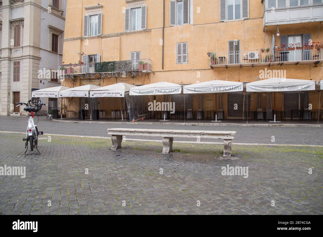 Roma, Italien. März 2020. Piazza Navona ohne Leute mit Restaurants in Rom geschlossen nach dem italienischen Gesetzesdekret vom 11. März 2020 (Foto von Matteo Nardone/Pacific Press) Kredit: Pacific Press Agency/Alamy Live News Stockfoto